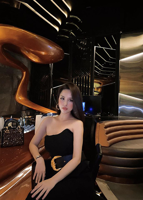 Trước khi hẹn hò Bella, Karik từng công khai một số mối tình, trong đó có thời gian yêu hot girl Trang Pilla.