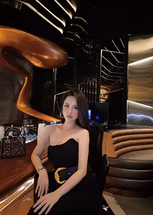 Trước khi hẹn hò Bella, Karik từng công khai một số mối tình, trong đó có thời gian yêu hot girl Trang Pilla.