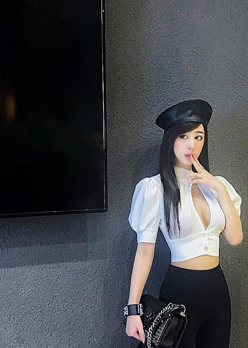 Bạn gái mới của Karik được ví như "búp bê sống" hay hot girl Hàn Quốc.