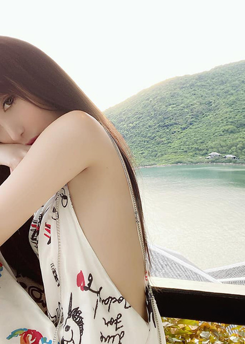 Hot girl đang hẹn hò Karik thường xuyên đăng ảnh gợi cảm.