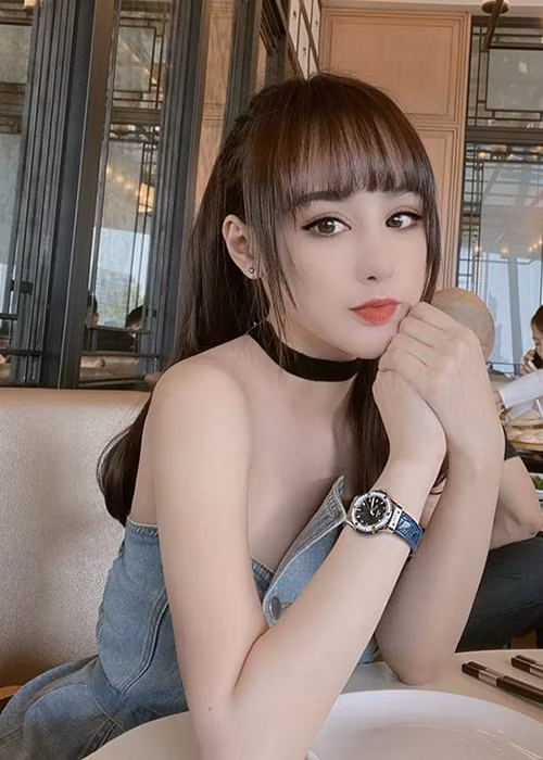 Không ít cư dân mạng đặt nghi vấn Bella dao kéo bởi gương mặt của cô thiếu tự nhiên.