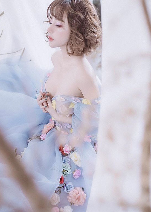 Bella hiện tại làm việc cho một trung tâm thẩm mỹ.