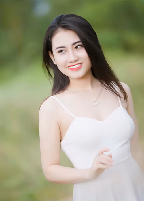 Huyền Thương sở hữu nhan sắc xinh đẹp không kém cạnh tình mới và một số người bạn gái cũ khác của Karik.