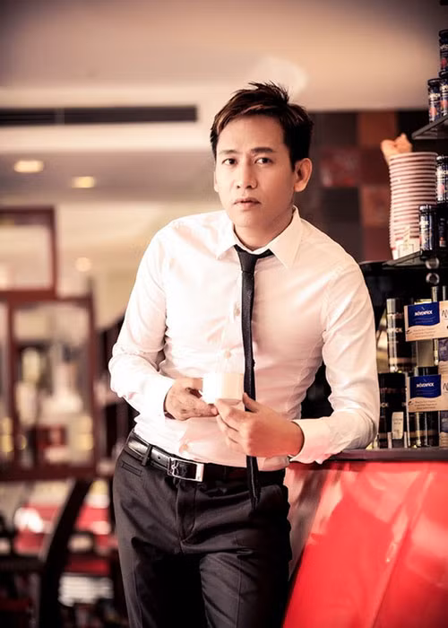 Duy Mạnh đi hát và sáng tác từ năm 1998. "Giây phút chia xa" - ca khúc đầu tiên anh viết bán cho ca sĩ đã được nhiều người biết đến. Ảnh: Giáo dục Việt Nam