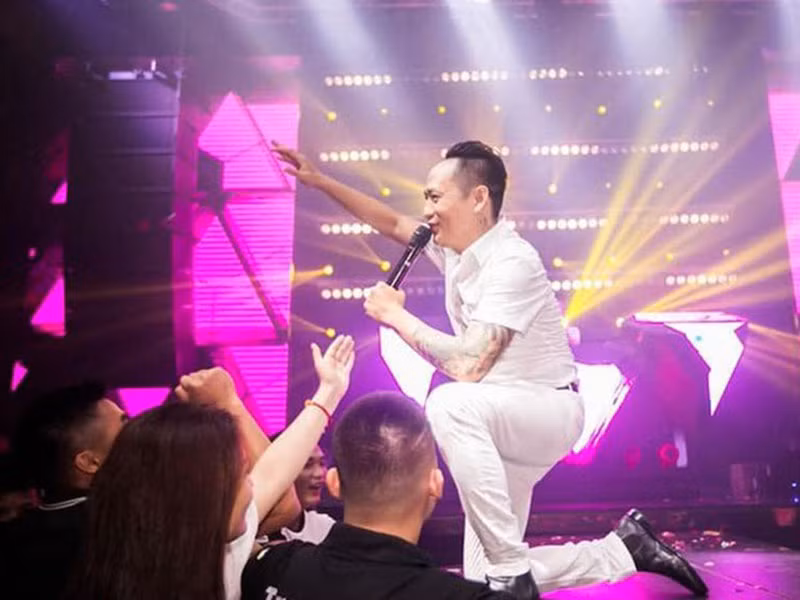 Duy Mạnh cho biết, bản thân không còn đặt nặng vấn đề tiền bạc hay sự nổi tiếng. Anh nói, đi hát chỉ vì muốn đúng trên sân khấu và hát cho khán giả nghe. Ảnh: PLO