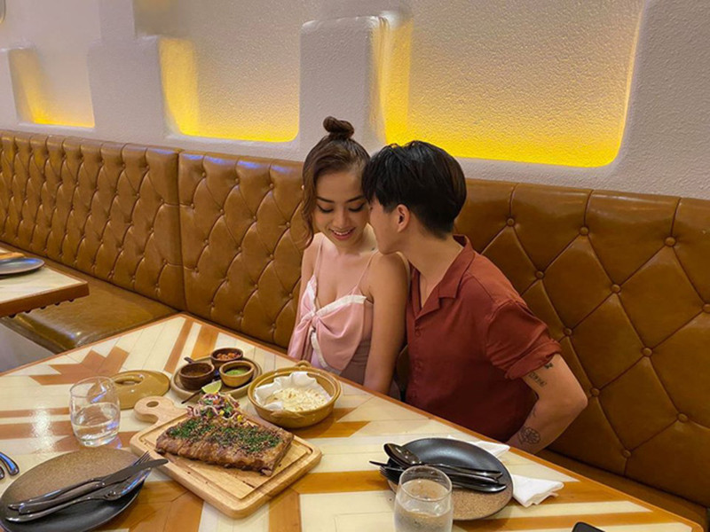 Nửa kia của Lan Trinh tên Ken, kém nữ ca sĩ đến 5 tuổi và từng làm nhiều công việc, hiện là quản lý của Lan Trinh.