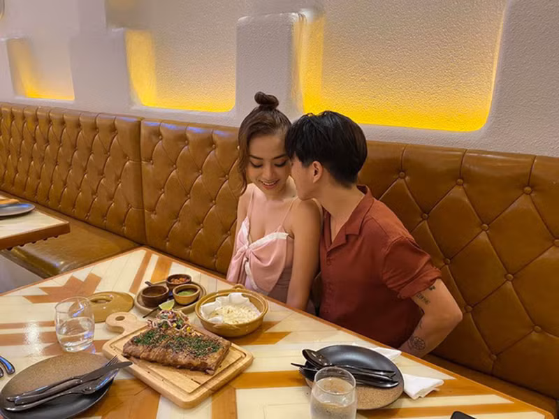 Nửa kia của Lan Trinh tên Ken, kém nữ ca sĩ đến 5 tuổi và từng làm nhiều công việc, hiện là quản lý của Lan Trinh.