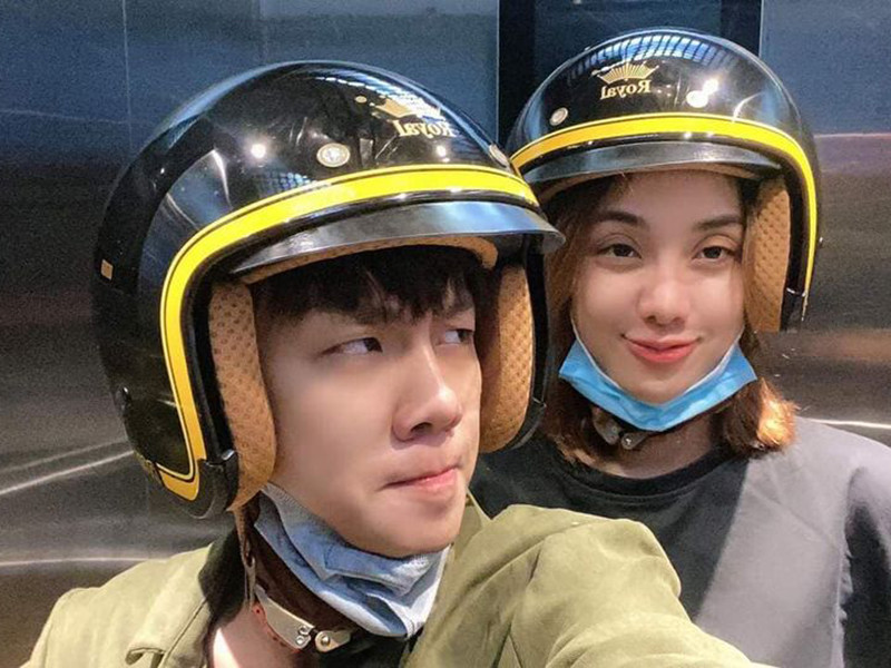 Ken khoe cặp nón bảo hiểm là một trong 28 món quà sinh nhật Lan Trinh tặng.