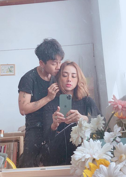 Sau khi công khai hẹn hò, Miko Lan Trinh và người yêu đồng giới liên tục khoe những khoảnh khắc ngọt ngào bên nhau.