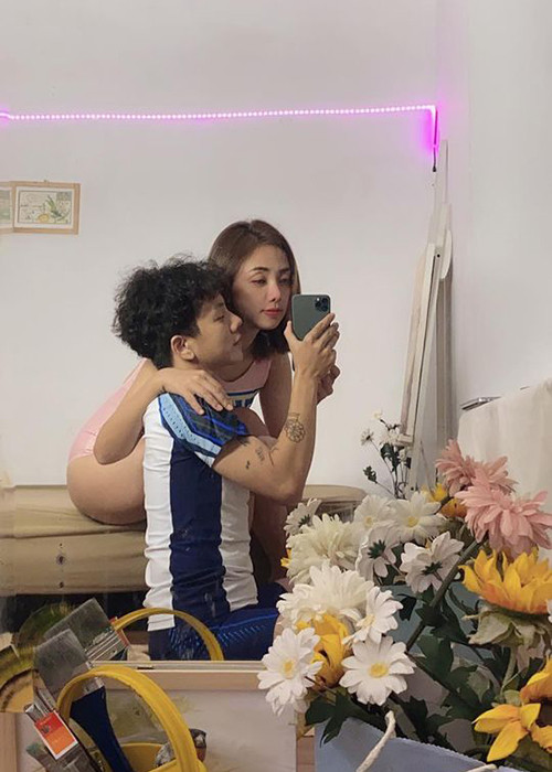 Lan Trinh khoe được bạn trai chiều chuộng như một nàng công chúa từ việc ăn uống đến phụ buộc dây giày.