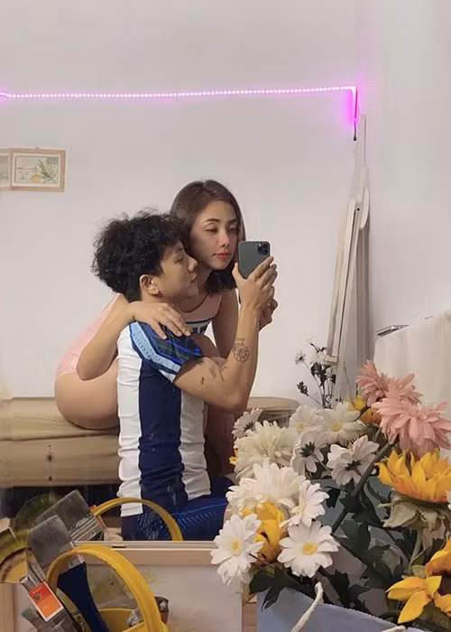 Lan Trinh khoe được bạn trai chiều chuộng như một nàng công chúa từ việc ăn uống đến phụ buộc dây giày.