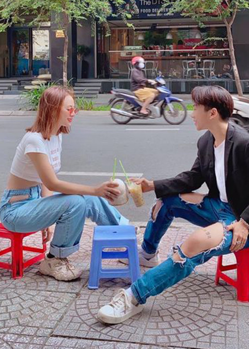 "Những điều vặt vãnh trong ngày, chẳng nghĩ sẽ để ý, thì cô ấy biết hết, nhớ hết và âm thầm khắc phục, làm chính tôi đôi khi phải bất ngờ. Quan trọng là cô ấy biết tôi nhạy cảm, suy nghĩ nhiều, dễ tổn thương vì những chuyện bâng quơ, bé tí, nên cô ấy đã dẹp bỏ sự ích kỷ, quan sát và lưu tâm nhiều hơn để không làm tôi buồn. Là tôi may mắn hay đời đã bù đắp cô ấy cho tôi sau quá nhiều những tổn thương?", Ken viết.