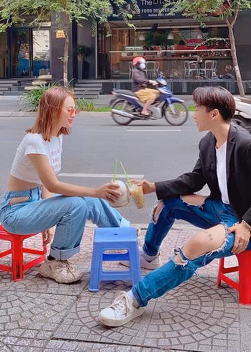 "Những điều vặt vãnh trong ngày, chẳng nghĩ sẽ để ý, thì cô ấy biết hết, nhớ hết và âm thầm khắc phục, làm chính tôi đôi khi phải bất ngờ. Quan trọng là cô ấy biết tôi nhạy cảm, suy nghĩ nhiều, dễ tổn thương vì những chuyện bâng quơ, bé tí, nên cô ấy đã dẹp bỏ sự ích kỷ, quan sát và lưu tâm nhiều hơn để không làm tôi buồn. Là tôi may mắn hay đời đã bù đắp cô ấy cho tôi sau quá nhiều những tổn thương?", Ken viết.