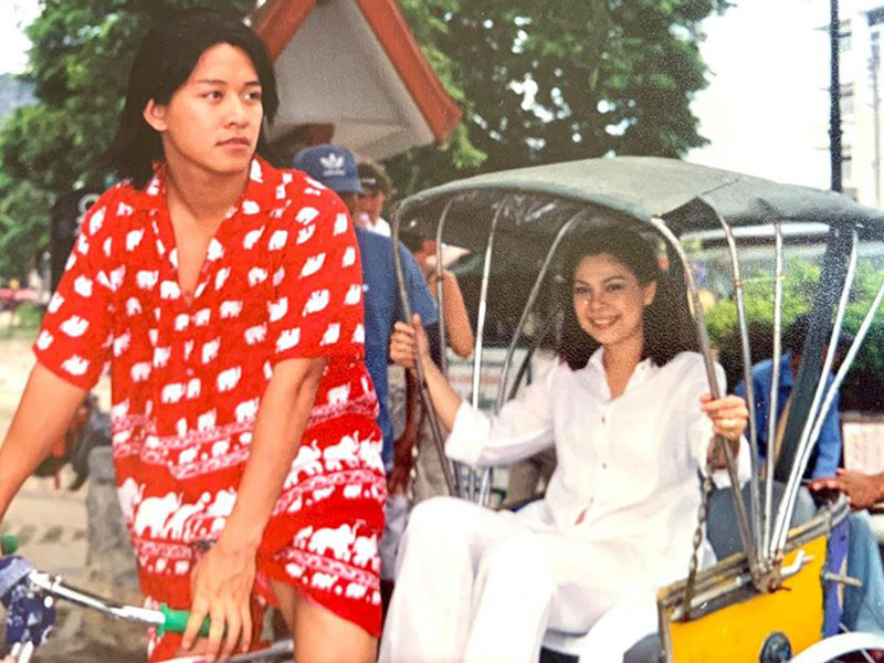 Hình ảnh 2 ca sĩ trong một chuyến đi Thái Lan quay hình sản phẩm âm nhạc.