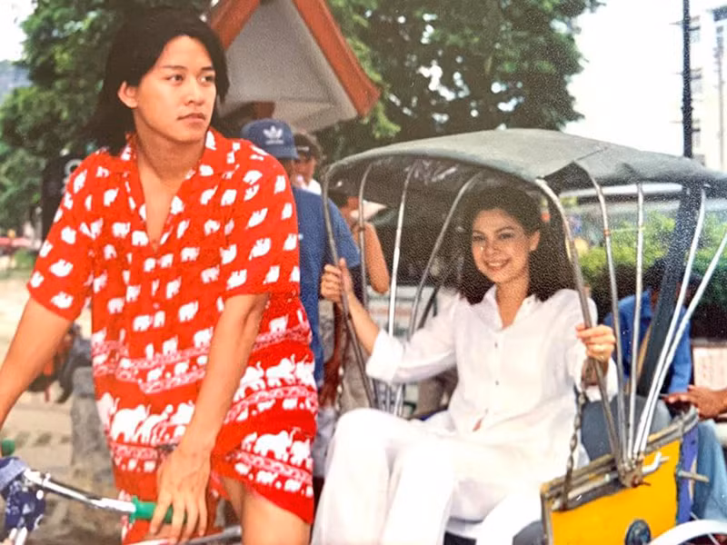 Hình ảnh 2 ca sĩ trong một chuyến đi Thái Lan quay hình sản phẩm âm nhạc.