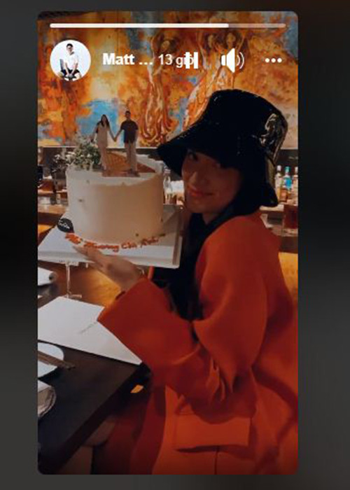 Hương Giang nhận bánh kem chúc mừng từ hai đàn em thân thiết.