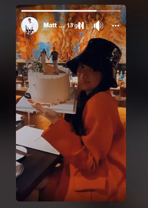 Hương Giang nhận bánh kem chúc mừng từ hai đàn em thân thiết.