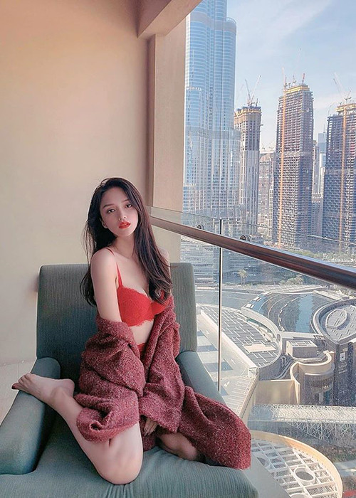 Trước đó, một cô gái tố Matt Liu gạ tình với bằng chứng tin nhắn "Hi em" và được gửi từ 51 tuần trước, thời điểm Matt Liu và Hương Giang chưa gặp nhau. Trước lời tố này, Hương Giang đáp trả bằng động thái khoe ảnh diện bikini gợi cảm kèm lời chú thích: "Hi em".