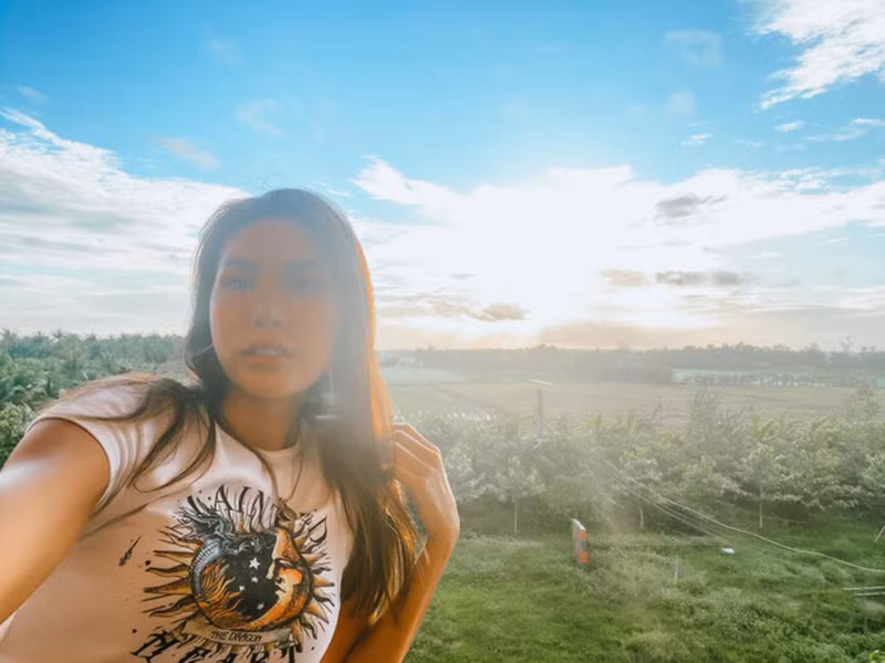 Trước đó cô đã trải qua chuỗi ngày dài đằng đẵng xa nhà, xa đất nước, nên được trở về đã là một niềm hạnh phúc to lớn với nữ siêu mẫu rồi.