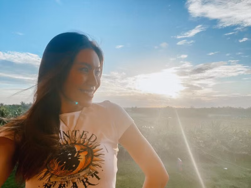 Minh Tú khoe ảnh đón hoàng hôn kèm lời nhắn nhủ: "Ta nói đi cách ly mà như đi nghỉ dưỡng ở resort. Nhìn view vậy ai nói đang ở khu cách ly. Cách ly không đáng sợ nên không cần phải né tránh. Cách ly là bảo vệ bản thân, gia đình và cộng đồng xung quanh của chúng ta. 14 ngày sẽ có rất nhiều trải nghiệm và kỉ niệm đẹp".