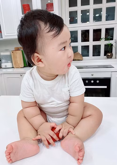 Những khoảnh khắc đáng yêu của bé Hippo được bố mẹ ghi lại.