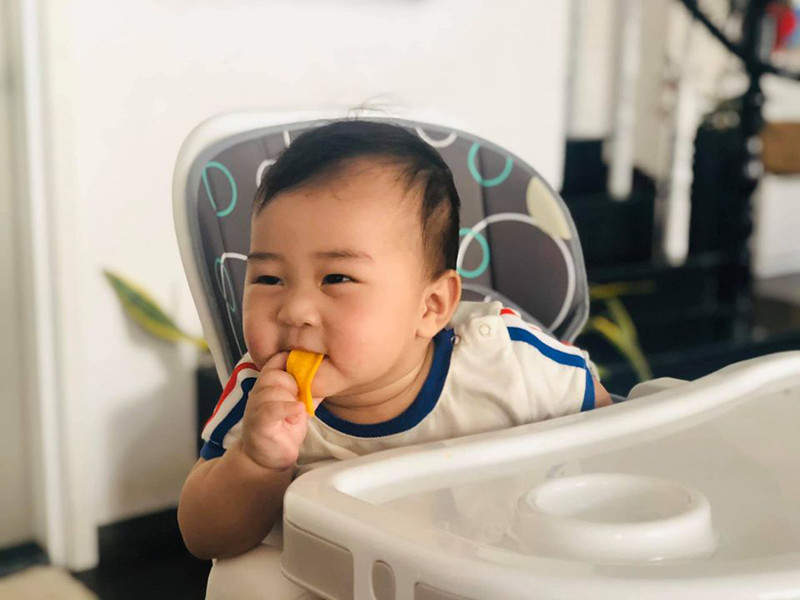 Hoàng Bách từng hài hước chia sẻ bé Hippo khỏe giống anh trai, khóc to giống chị gái và rất đẹp trai, nam tính, tử tế giống bố.