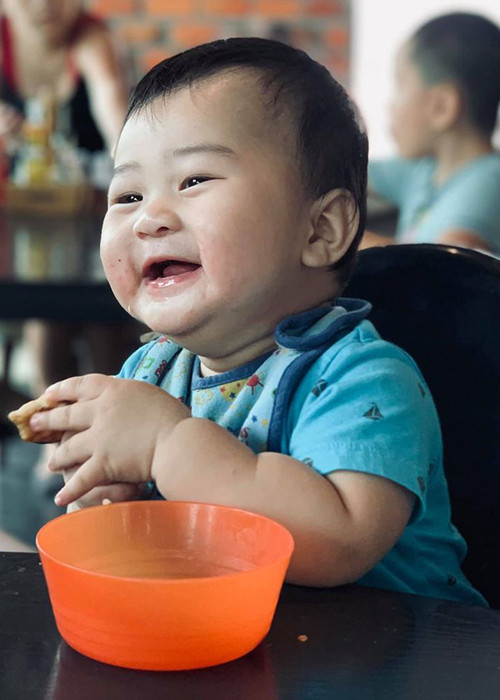 Hoàng Bách cho biết, bé Hippo hay ngồi cười như ông Địa nhưng rất điềm tĩnh và nhạy cảm.