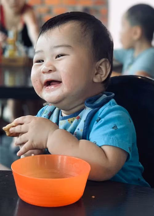 Hoàng Bách cho biết, bé Hippo hay ngồi cười như ông Địa nhưng rất điềm tĩnh và nhạy cảm.