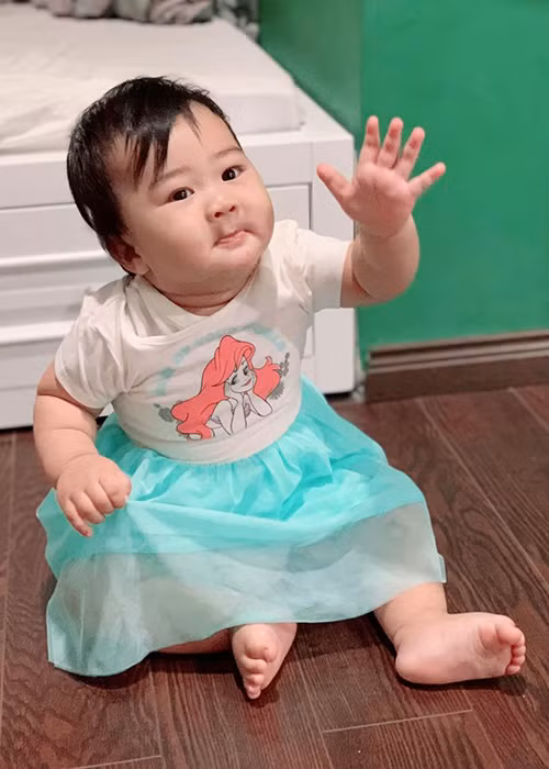 Hình ảnh cậu nhóc đáng yêu khi mặc chiếc váy công chúa.