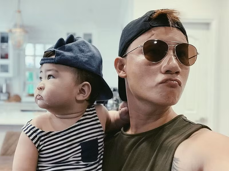 Sau khi bé Hippo chào đời, vì thương bà xã trải qua 3 lần sinh nở vất vả, Hoàng Bách đã triệt sản.