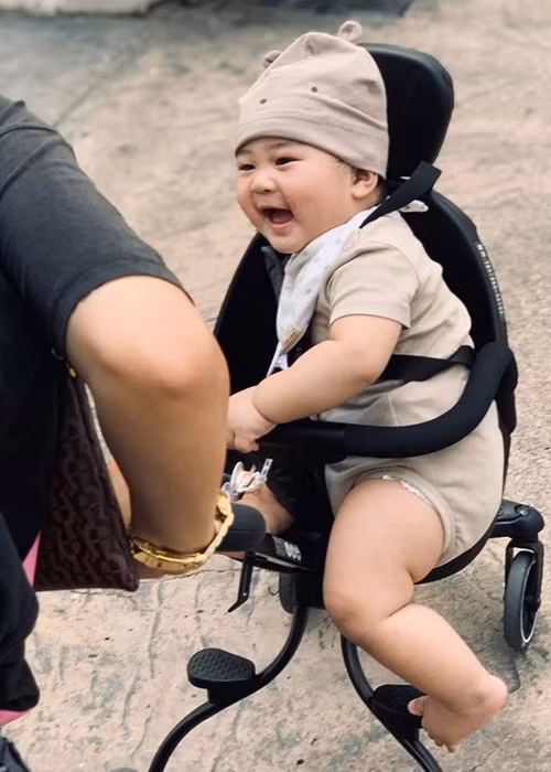 Hình ảnh cưng muốn xỉu của bé Hippo.