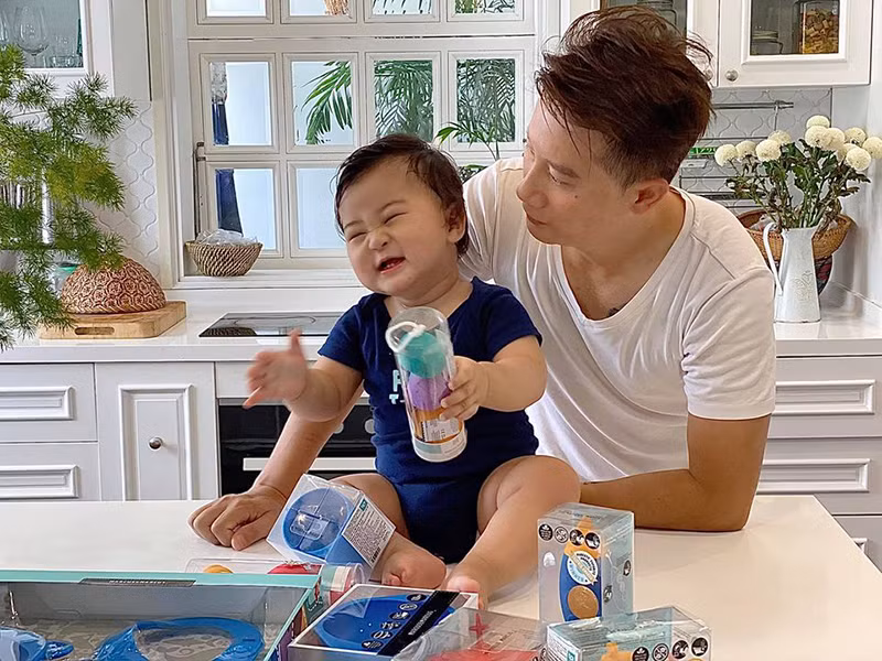 Từ ngày có bé Hippo, Hoàng Bách chăm con khéo hơn. Anh cho biết, công việc chăm con không hề chán. Vào buổi sáng, Hoàng Bách cho bé Hippo ăn, bế con lên sân thượng phơi nắng.