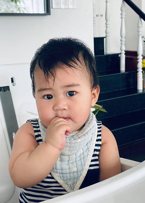 Cô cho bé Hippo ngủ ở nôi từ những ngày mới chào đời và thành công ngay sau đó.