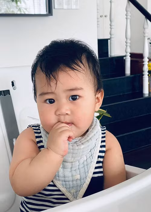 Cô cho bé Hippo ngủ ở nôi từ những ngày mới chào đời và thành công ngay sau đó.