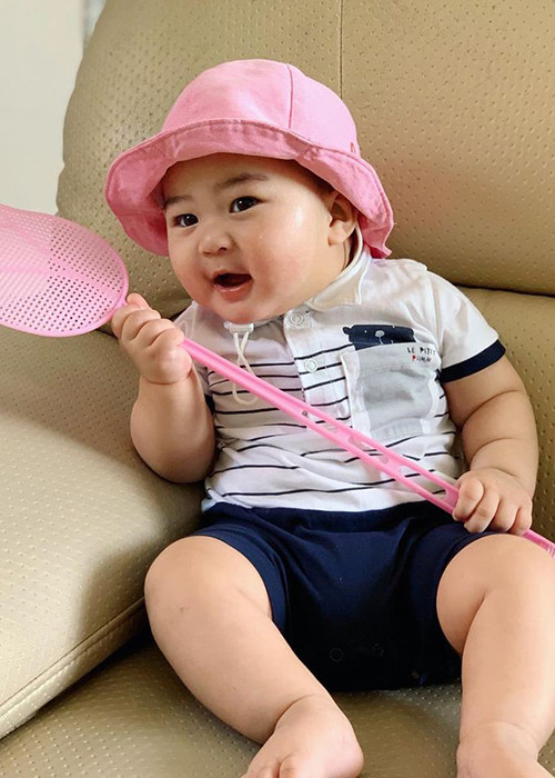 Quý tử nhà Hoàng Bách còn có nhiều biểu cảm dễ thương.