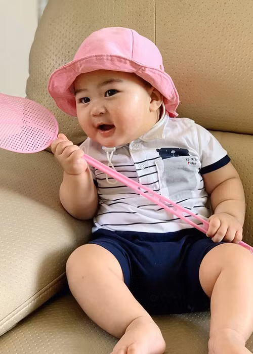 Quý tử nhà Hoàng Bách còn có nhiều biểu cảm dễ thương.