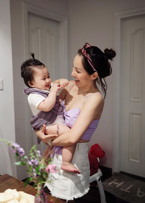 Sau 11 tháng sinh con trai, bà xã của Hoàng Bách đã lấy lại vóc dáng thon gọn.