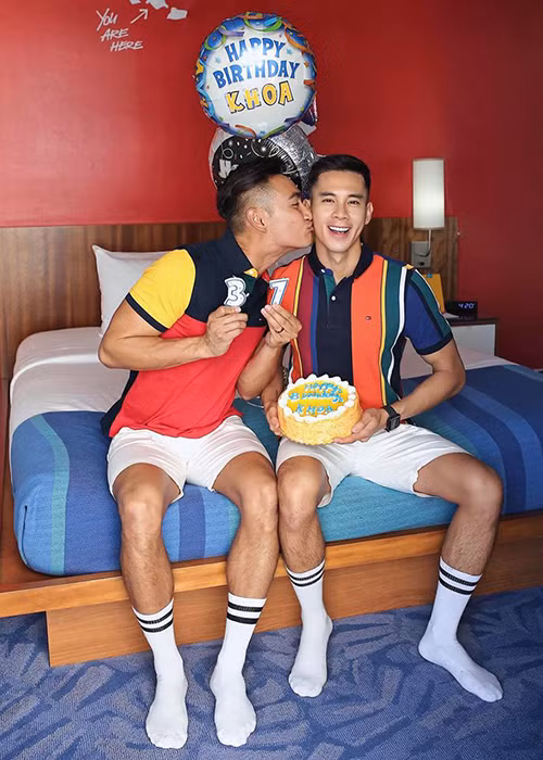  Cặp đôi đồng tính không giấu giếm những khoảnh khắc hạnh phúc ở đời thường hay lời ngọt ngào dành cho nhau.