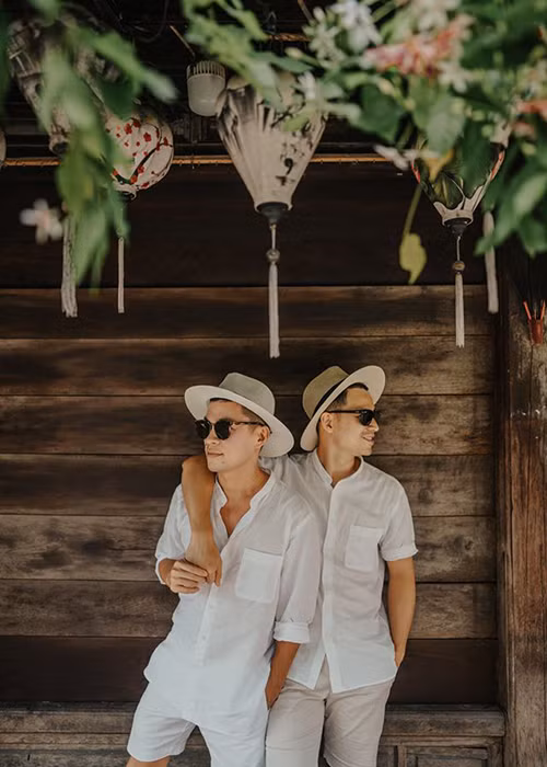 Trong khi Adrian Anh Tuấn được xem là một trong những nhà thiết kế tài năng của Việt Nam, Sơn Đoàn là một doanh nhân Việt kiều thành đạt.