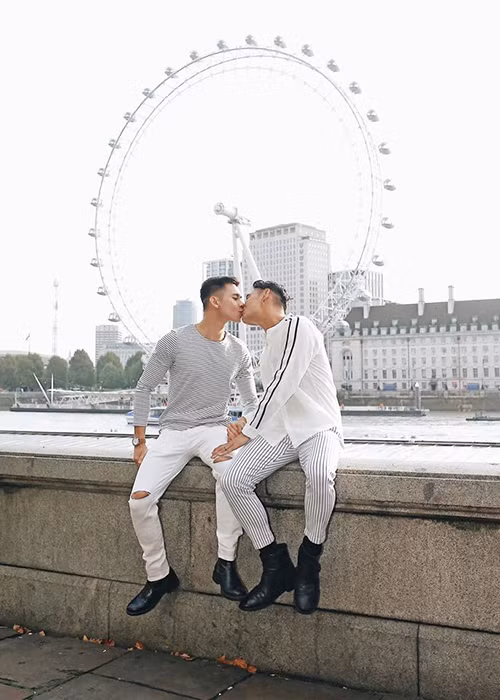 Rhonee Rojas vốn đăng quang Nam vương Thái Lan 2011. Anh mang trong người 5 dòng máu (Trung Quốc, Mỹ, Philippines, Tây Ban Nha, Thái Lan).