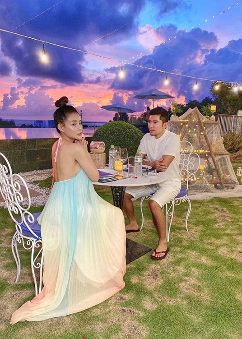 Nam nhạc sĩ tiết lộ bạn gái vẫn chưa gật đầu đồng ý làm đám cưới. "Chuyện hôm qua giờ mới kể. Bạn ấy nói cho em vài tháng suy nghĩ", Lương Bằng Quang chia sẻ.