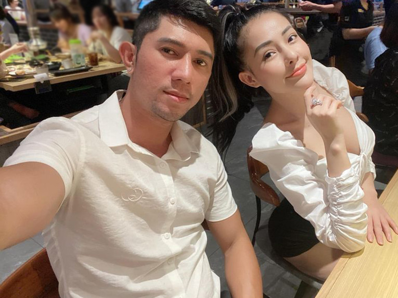 Là hot girl thường mặc hở bạo nhưng khi bên Lương Bằng Quang, Ngân 98 lại lựa chọn trang phục khá kín đáo.