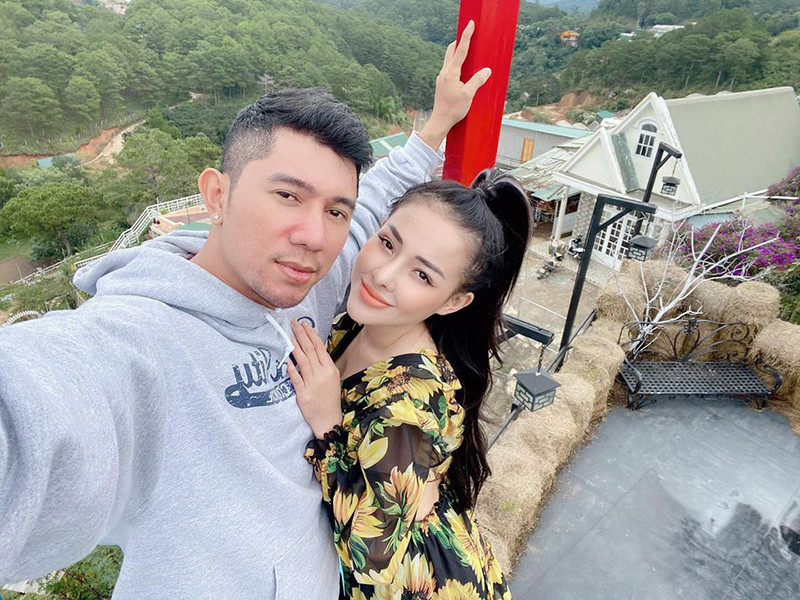 Nam nhạc sĩ luôn bênh vực bạn gái kém tuổi mỗi khi cô dính lùm xùm.