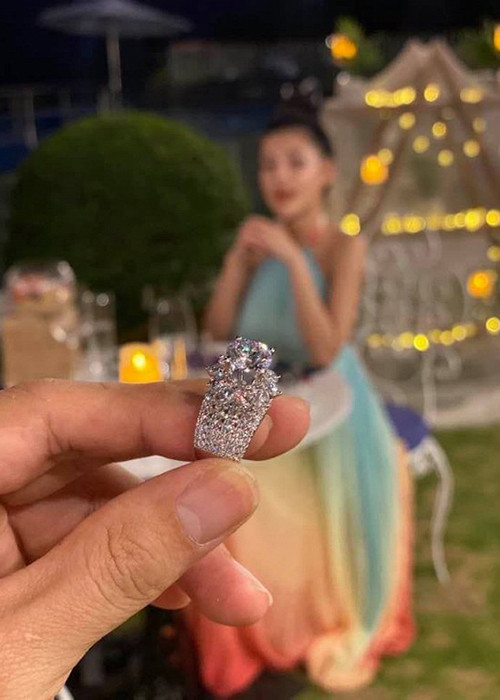 Mới đây, Lương Bằng Quang khoe chiếc nhẫn kim cương dùng để cầu hôn Ngân 98 trong chuyến du lịch ở Phú Quốc.