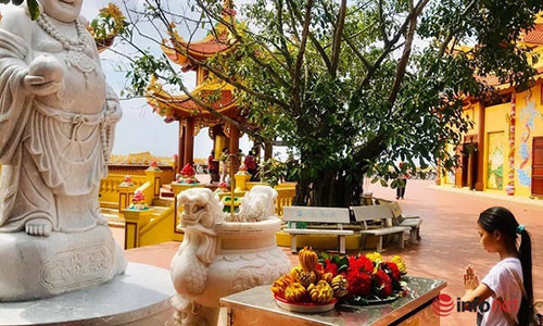 Con dau xin tho bo me de nhung nha chong bao dua len chua