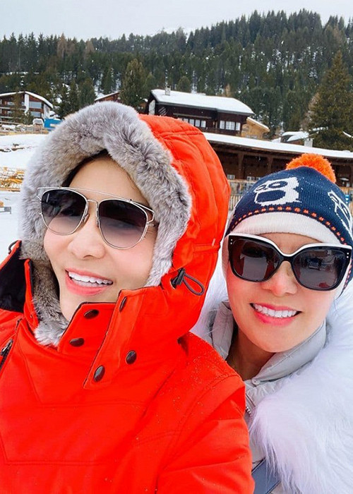 Thu Minh luôn nhận chị của cô là "thần tượng" về nhan sắc.