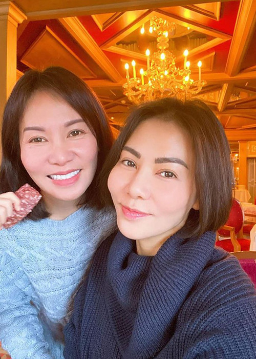 "Có một kỷ niệm là một ngày khu tập thể bị cháy, nếu không có bà ấy liều mình xông vào biển lửa cứu ra giờ này chắc Việt Nam không có “nữ hoàng nhạc dance” rồi. Vậy nên tôi thương bà ấy bằng tình thương dành cho chị và mẹ của mình luôn", Thu Minh cho hay.