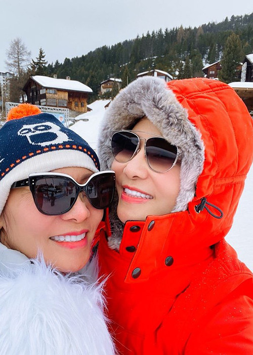 Cứ đến ngày sinh nhật của chị gái, Thu Minh lại đăng ảnh chụp chung kèm lời chúc mừng.