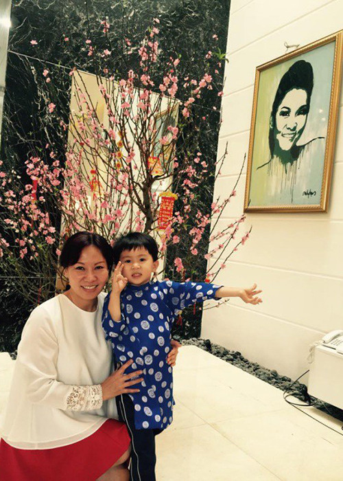 Chị gái của Thu Minh được fan của nữ ca sĩ khen trẻ hơn so với tuổi.