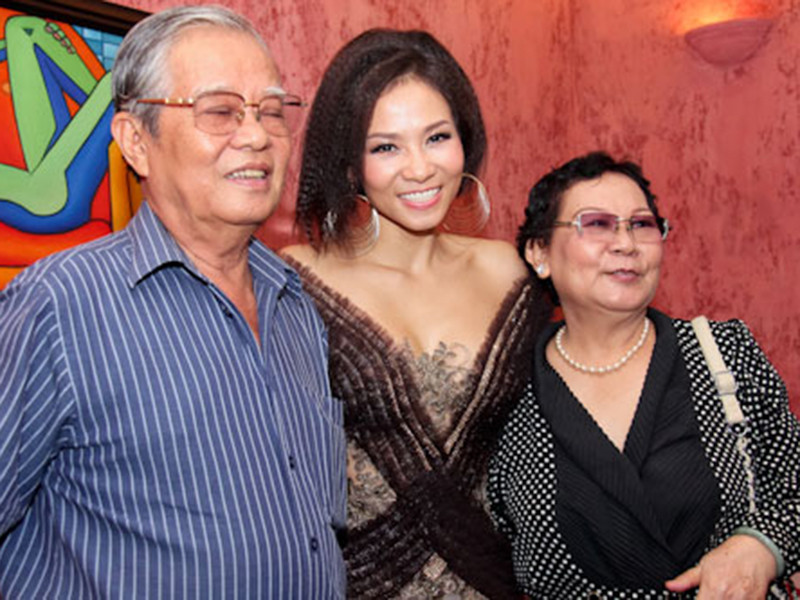 Ngoài chị gái đang sống ở Mỹ, Thu Minh còn có một em trai. Trong gia đình, chỉ có Thu Minh hoạt động nghệ thuật.